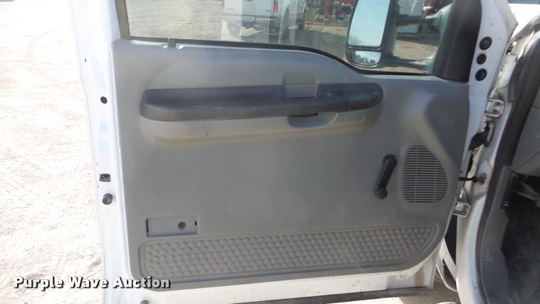 image for item DA0296 2007 Ford F450 Super Duty Crew Cab cab and chassis truck