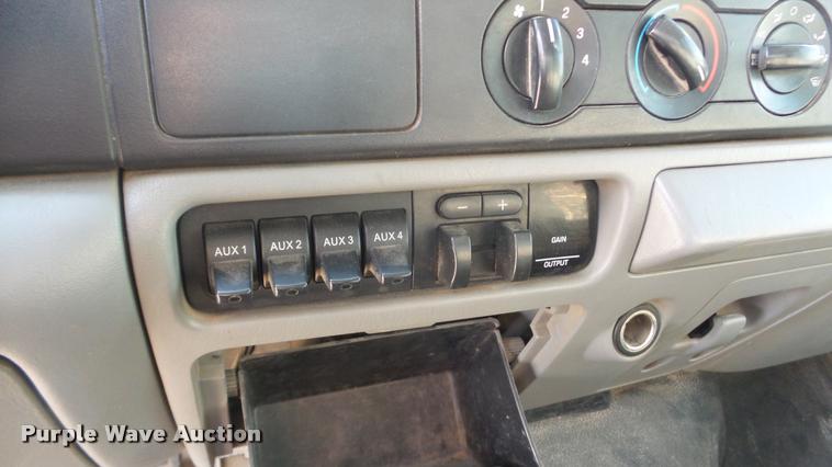 image for item DA0296 2007 Ford F450 Super Duty Crew Cab cab and chassis truck