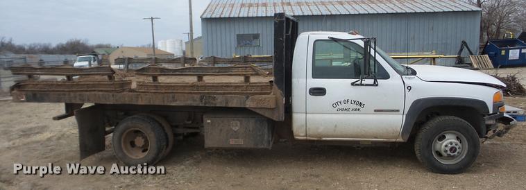 image for item DA0297 2003 GMC Sierra 3500 flatbed pickup truck