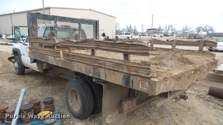 image for item DA0297 2003 GMC Sierra 3500 flatbed pickup truck