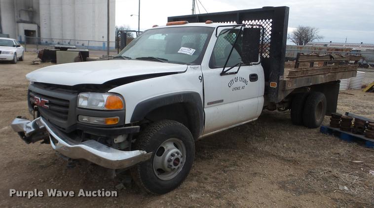 image for item DA0297 2003 GMC Sierra 3500 flatbed pickup truck