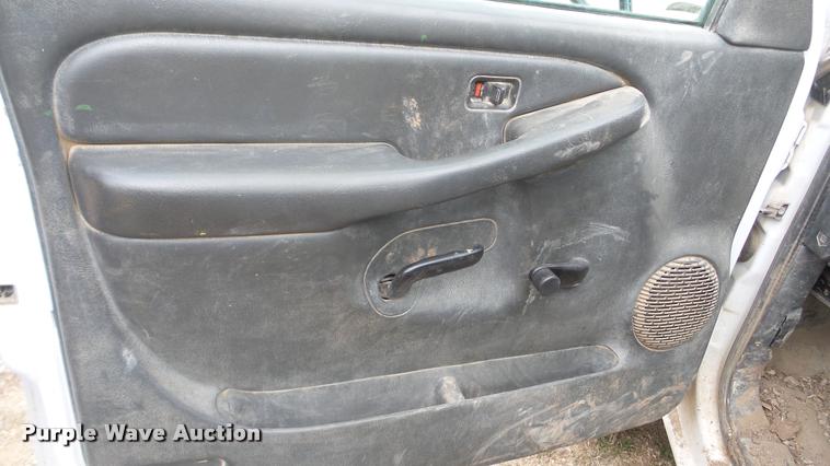 image for item DA0297 2003 GMC Sierra 3500 flatbed pickup truck