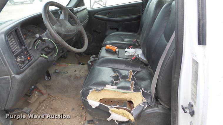 image for item DA0297 2003 GMC Sierra 3500 flatbed pickup truck