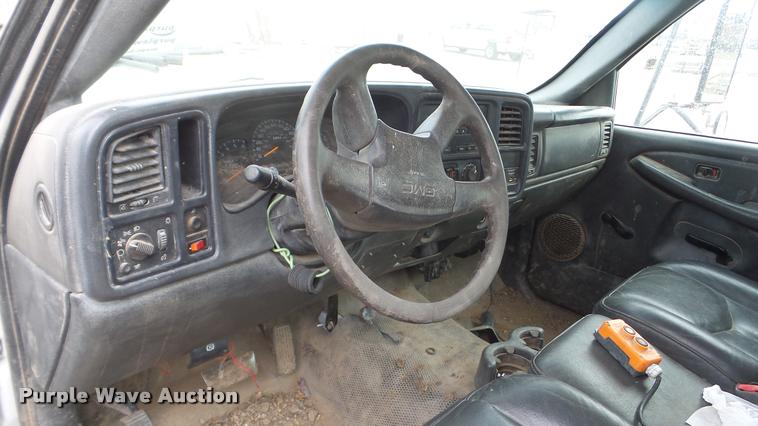 image for item DA0297 2003 GMC Sierra 3500 flatbed pickup truck