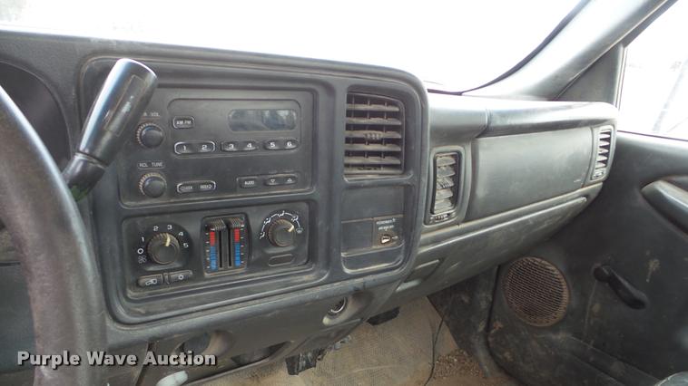 image for item DA0297 2003 GMC Sierra 3500 flatbed pickup truck