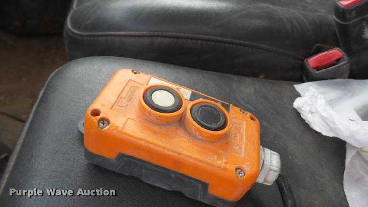 image for item DA0297 2003 GMC Sierra 3500 flatbed pickup truck