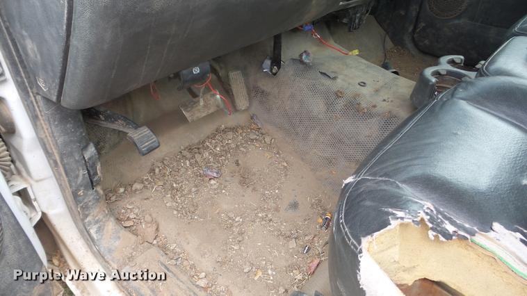 image for item DA0297 2003 GMC Sierra 3500 flatbed pickup truck