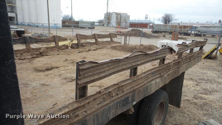 image for item DA0297 2003 GMC Sierra 3500 flatbed pickup truck