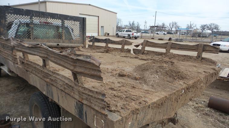 image for item DA0297 2003 GMC Sierra 3500 flatbed pickup truck