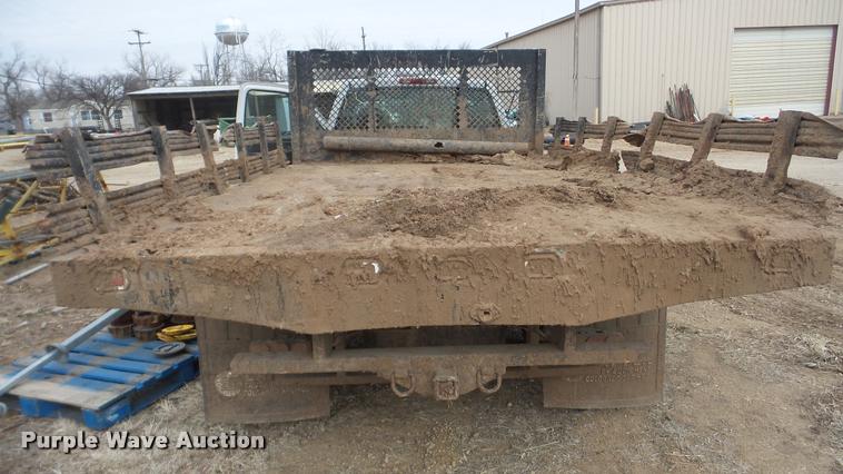 image for item DA0297 2003 GMC Sierra 3500 flatbed pickup truck