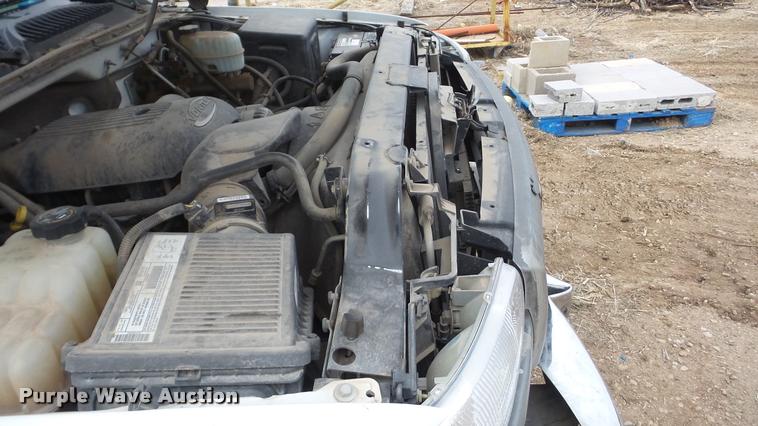 image for item DA0297 2003 GMC Sierra 3500 flatbed pickup truck