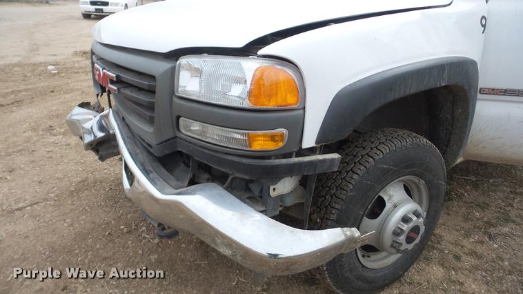 image for item DA0297 2003 GMC Sierra 3500 flatbed pickup truck