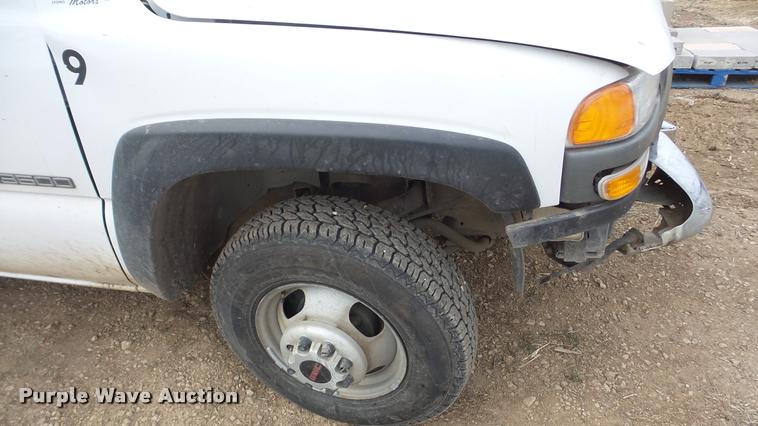 image for item DA0297 2003 GMC Sierra 3500 flatbed pickup truck