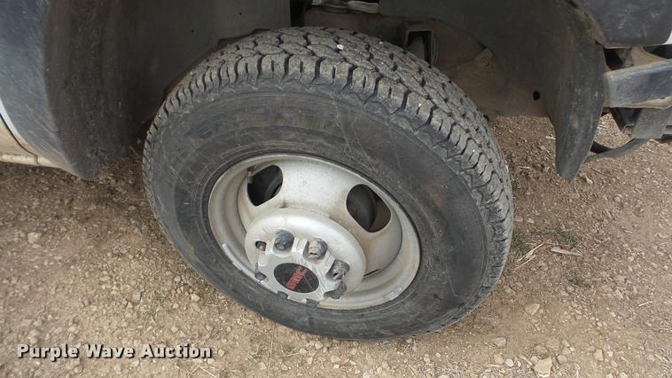 image for item DA0297 2003 GMC Sierra 3500 flatbed pickup truck