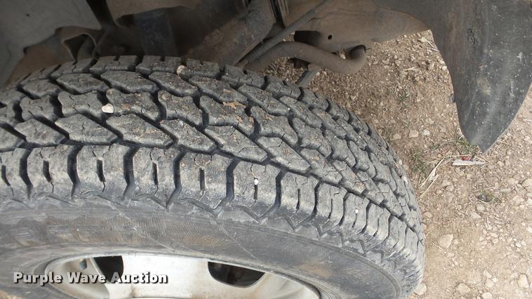 image for item DA0297 2003 GMC Sierra 3500 flatbed pickup truck