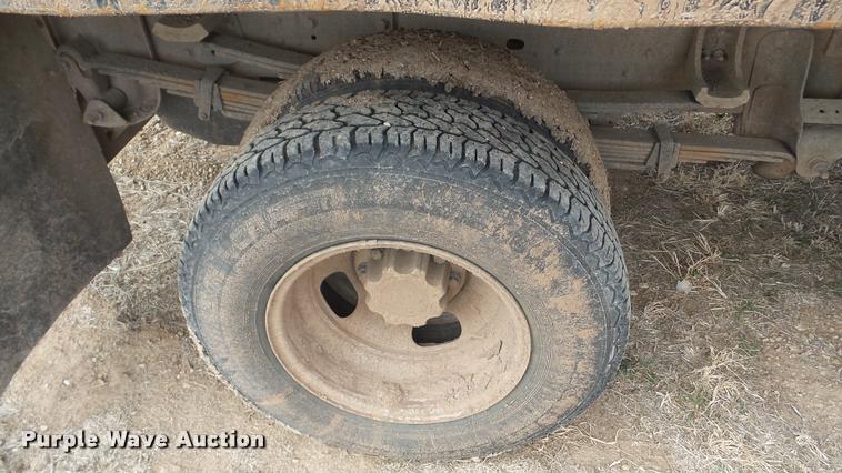 image for item DA0297 2003 GMC Sierra 3500 flatbed pickup truck