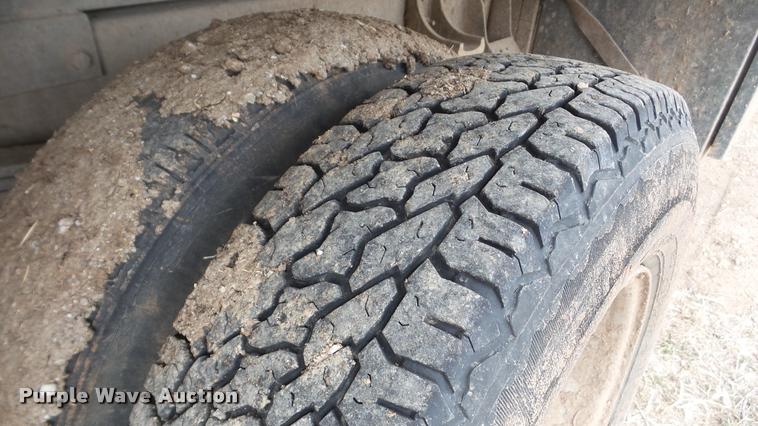 image for item DA0297 2003 GMC Sierra 3500 flatbed pickup truck