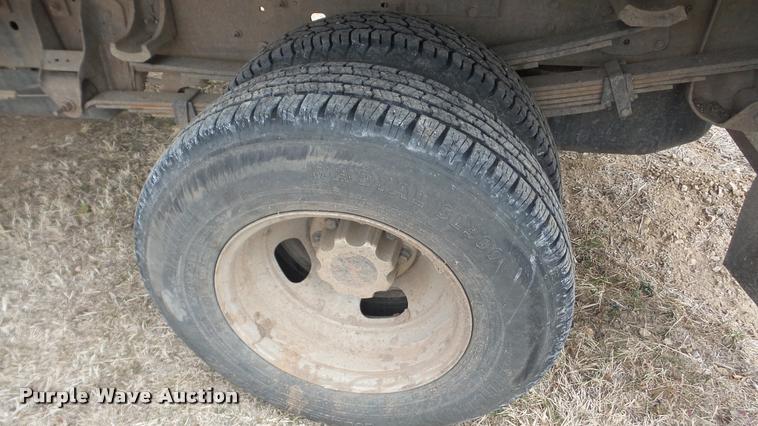 image for item DA0297 2003 GMC Sierra 3500 flatbed pickup truck