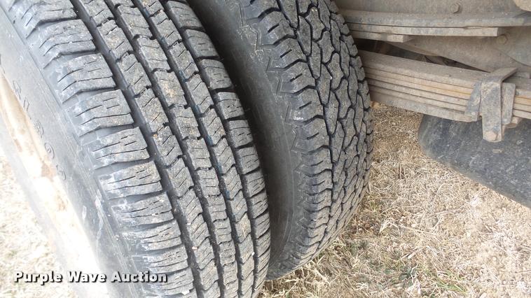 image for item DA0297 2003 GMC Sierra 3500 flatbed pickup truck