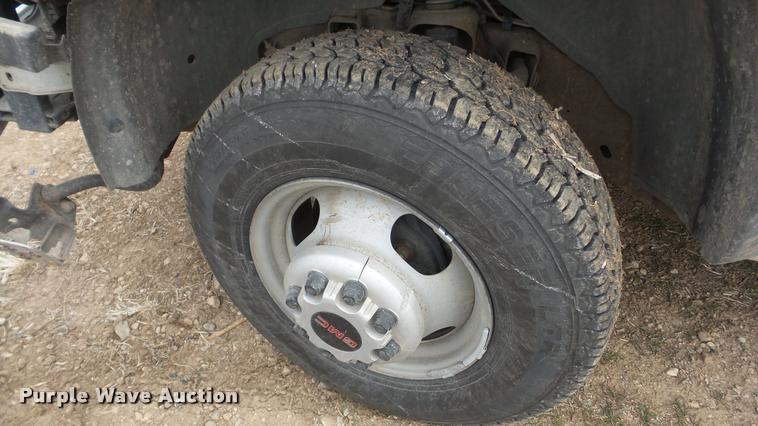 image for item DA0297 2003 GMC Sierra 3500 flatbed pickup truck