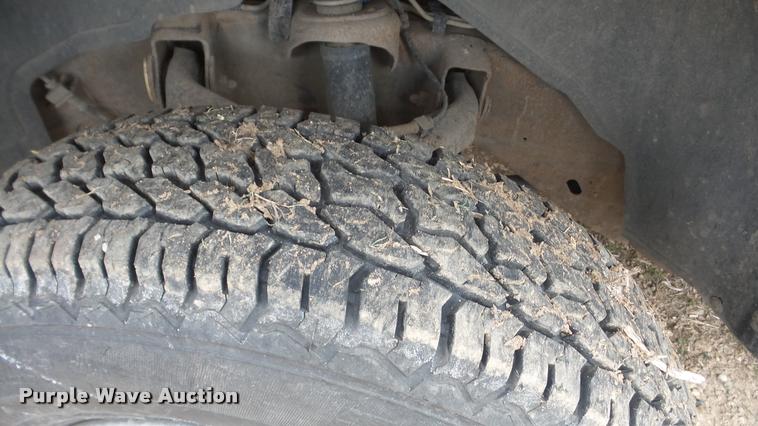 image for item DA0297 2003 GMC Sierra 3500 flatbed pickup truck