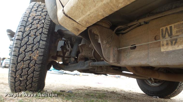 image for item DA0297 2003 GMC Sierra 3500 flatbed pickup truck