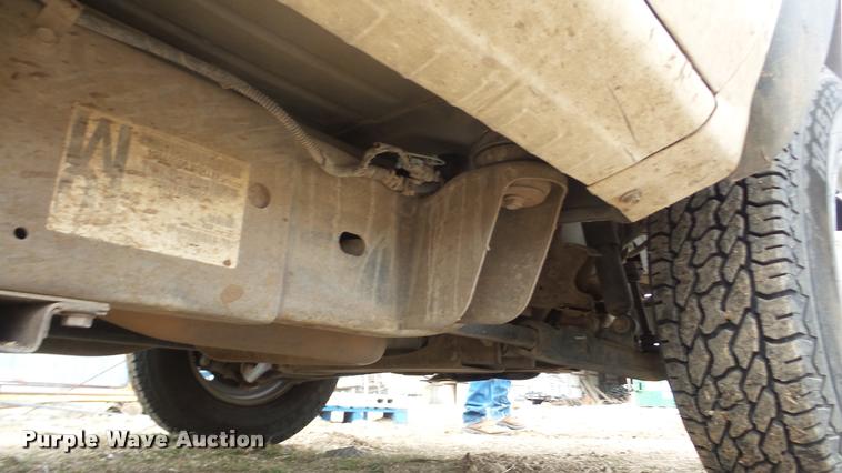 image for item DA0297 2003 GMC Sierra 3500 flatbed pickup truck