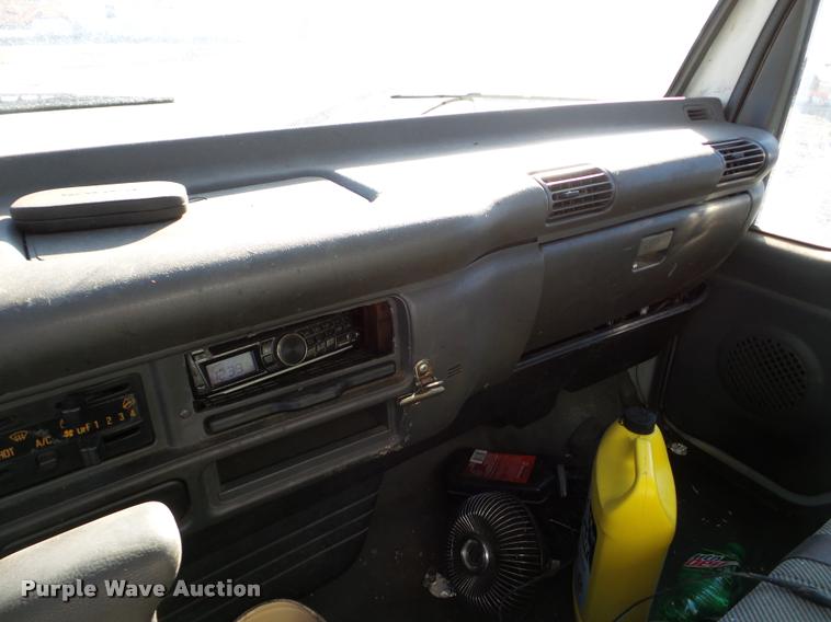 image for item DA7270 2003 Isuzu NPR HD box truck