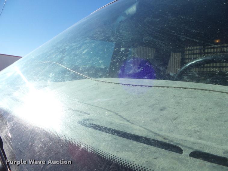 image for item DA7578 2002 Ford F250 Super Duty Crew Cab flatbed pickup truck