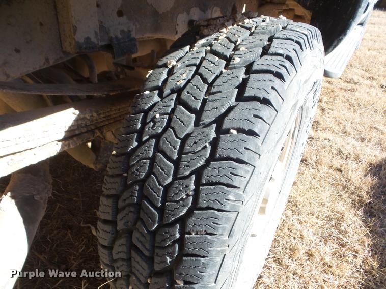 image for item DA7578 2002 Ford F250 Super Duty Crew Cab flatbed pickup truck