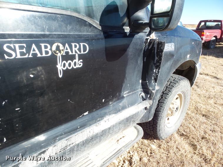 image for item DA7578 2002 Ford F250 Super Duty Crew Cab flatbed pickup truck