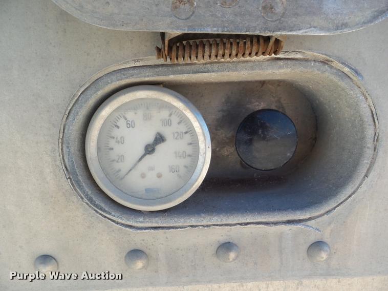 image for item DA7582 2009 Merritt livestock trailer