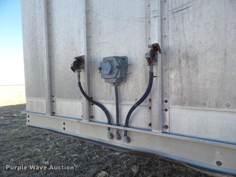 image for item DA7605 1997 Barrett 97L9884 livestock trailer