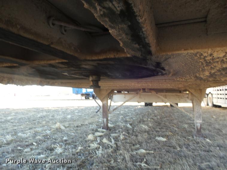 image for item DA7605 1997 Barrett 97L9884 livestock trailer