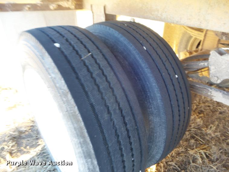 image for item DA7605 1997 Barrett 97L9884 livestock trailer