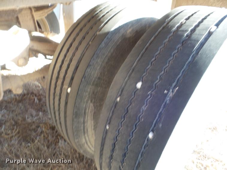 image for item DA7605 1997 Barrett 97L9884 livestock trailer