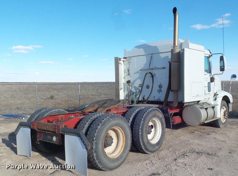 image for item DA7636 2002 International 9200i semi truck