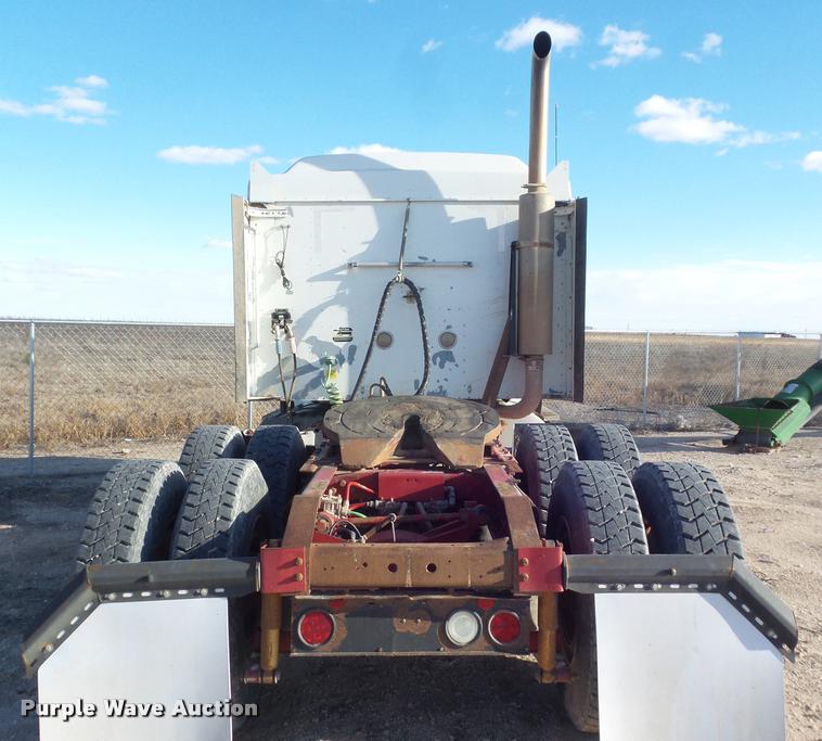 image for item DA7636 2002 International 9200i semi truck