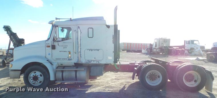 image for item DA7636 2002 International 9200i semi truck