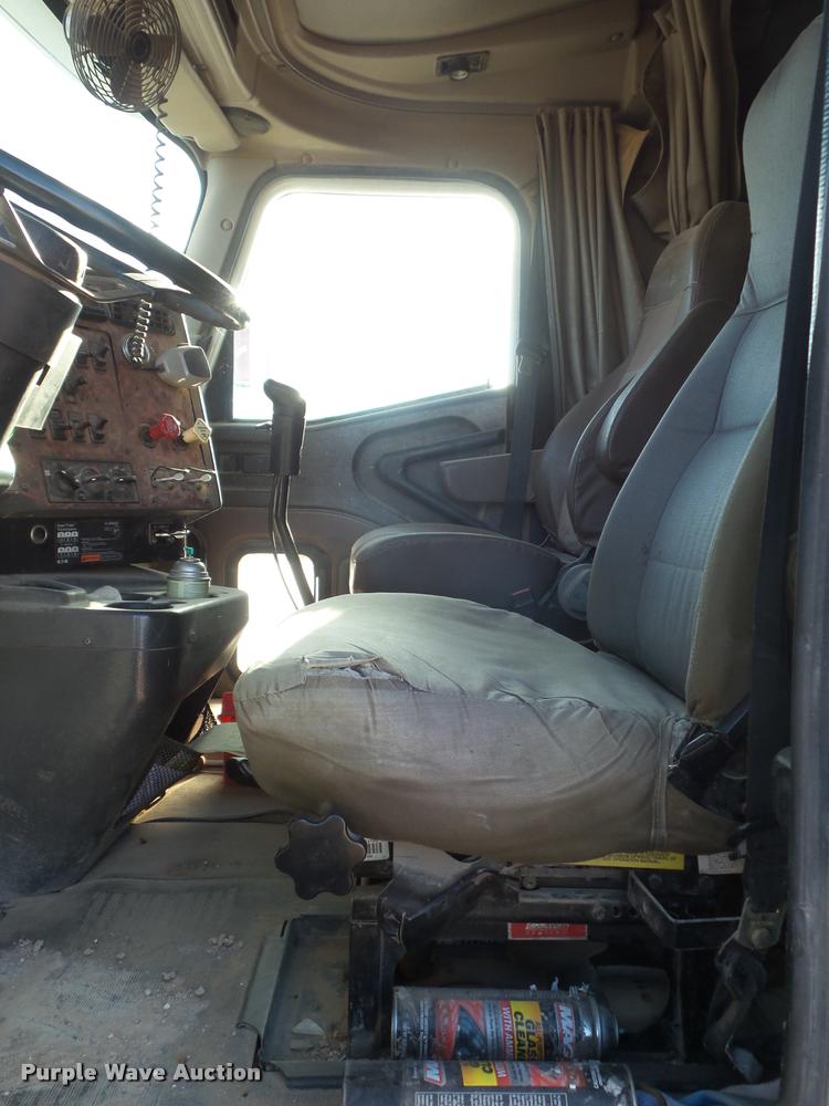 image for item DA7636 2002 International 9200i semi truck