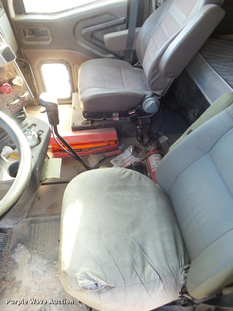 image for item DA7636 2002 International 9200i semi truck