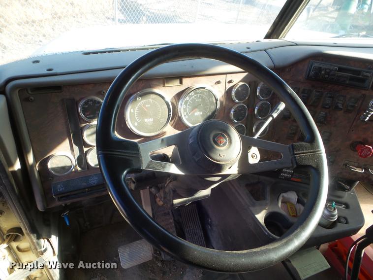 image for item DA7636 2002 International 9200i semi truck