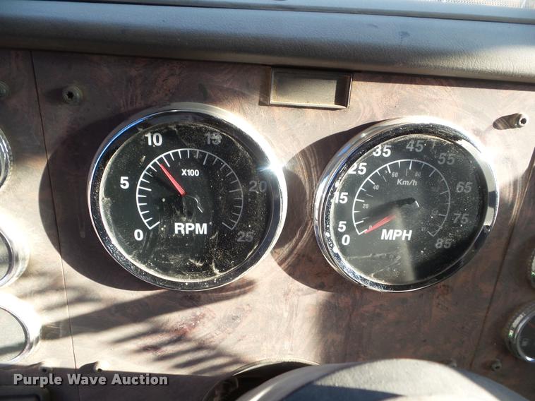 image for item DA7636 2002 International 9200i semi truck