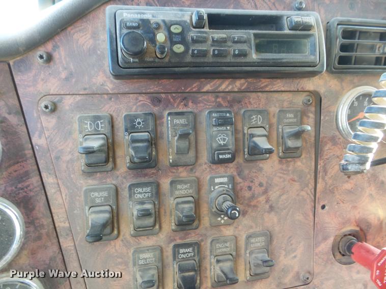 image for item DA7636 2002 International 9200i semi truck