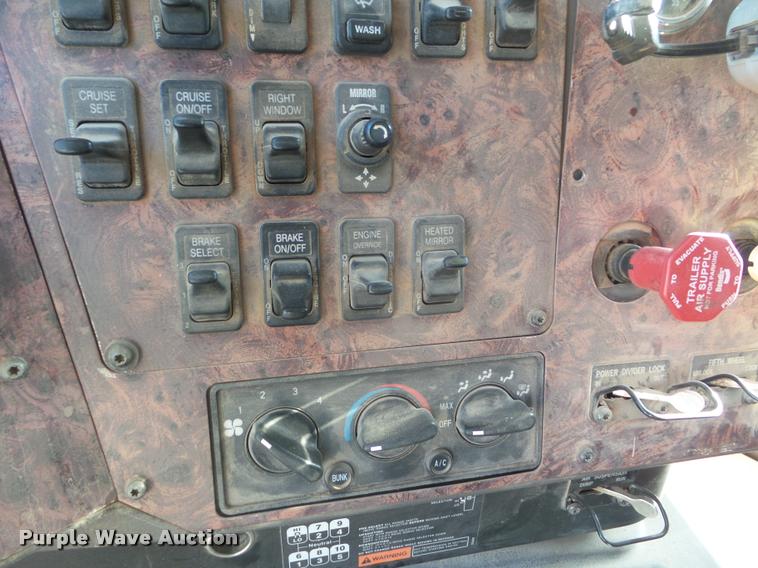 image for item DA7636 2002 International 9200i semi truck