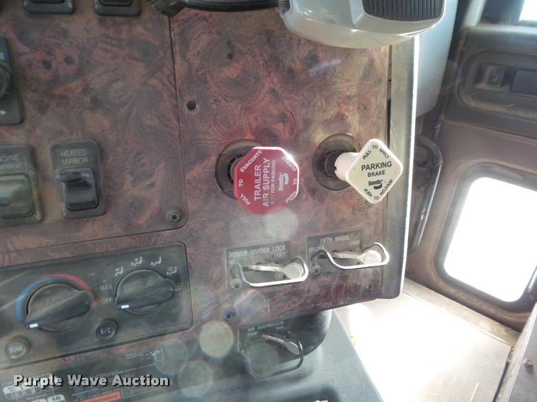 image for item DA7636 2002 International 9200i semi truck