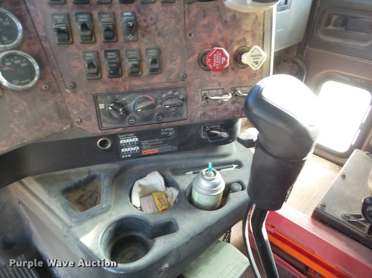 image for item DA7636 2002 International 9200i semi truck