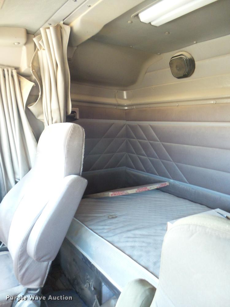 image for item DA7636 2002 International 9200i semi truck