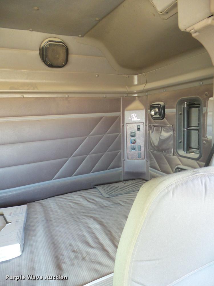 image for item DA7636 2002 International 9200i semi truck