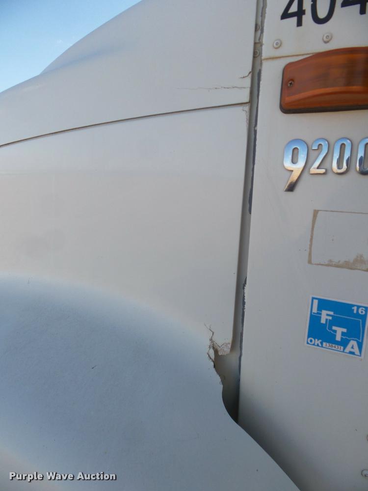 image for item DA7636 2002 International 9200i semi truck